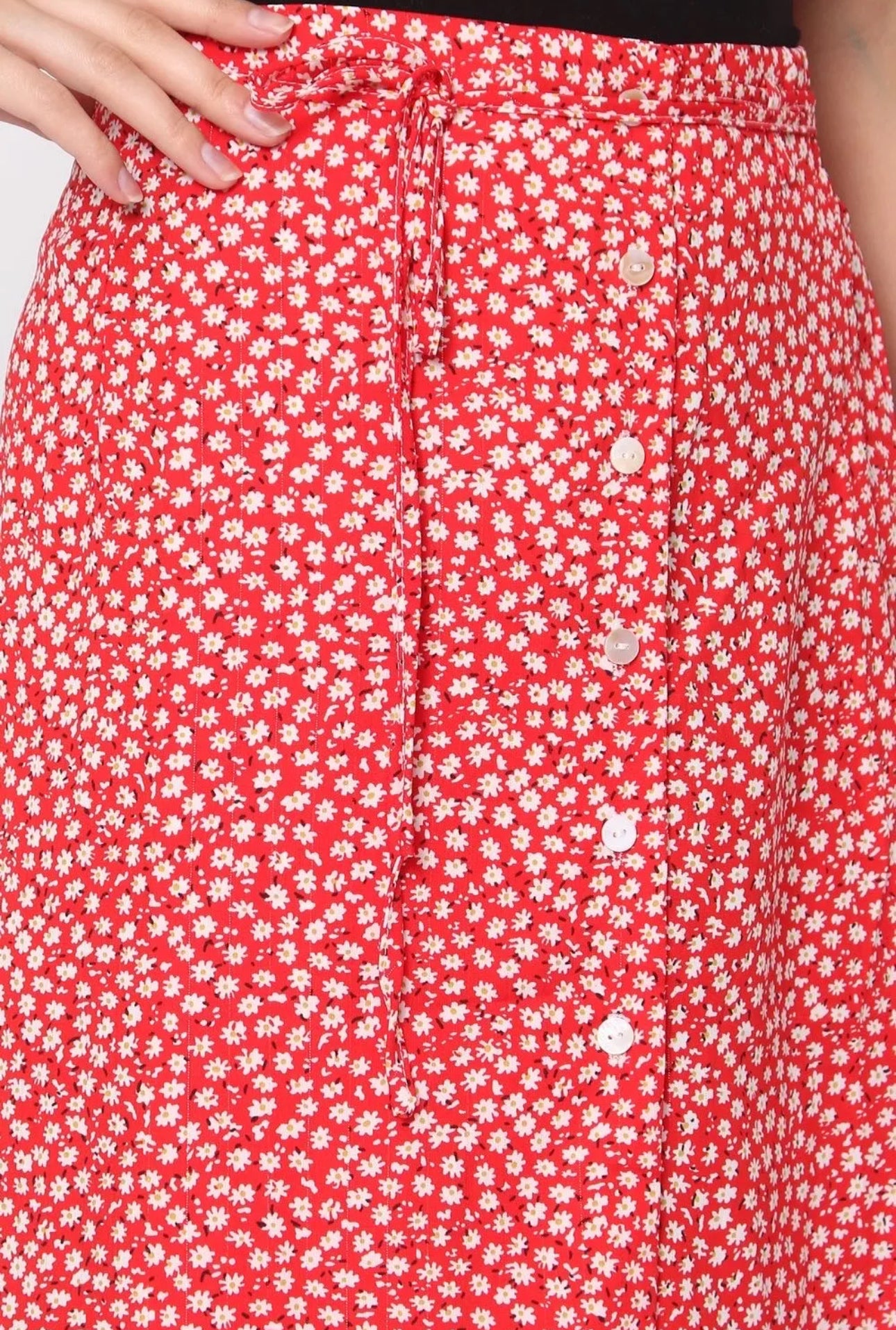 Cette jupe midi rouge,ornée de motifs délicats et de boutons blancs sur toute la longueur,incarne parfaitement l'élégance et la féminité.Son design fluide et évasé offre une allure chic et intemporelle,idéale pour toutes les occasions.Le tissu léger assure un confort optimal,tandis que la taille haute met en valeur la silhouette.Parfaite pour être associée à un haut ajusté pour un look décontracté et sophistiqué,cette jupe est un indispensable pour toute garde-robe moderne.100%polyester