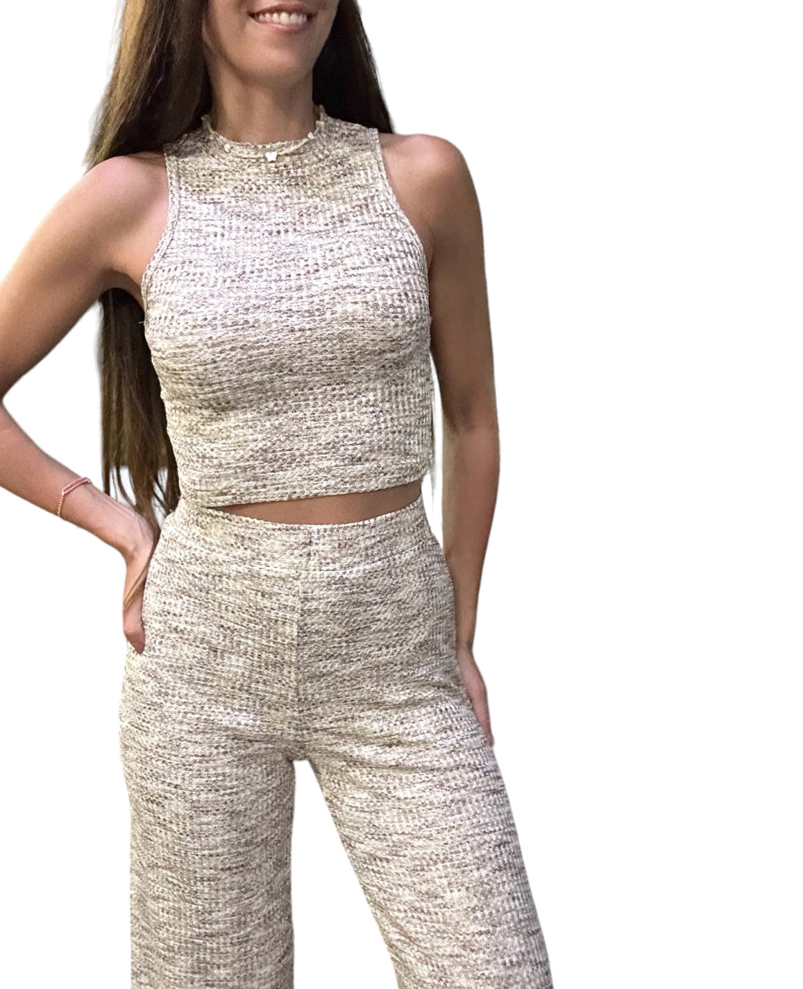 Plongez dans le confort et l'élégance avec cet ensemble deux-pièces unique et léger, idéal pour les moments de détente ou les sorties décontractées.
Composé d'un top court ajusté et d'un pantalon évasé, ce coordonné offre une silhouette flatteuse. Son tissu texturé doux au toucher apporte une sensation agréable, tandis que sa coupe moderne met en valeur vos formes.
Portez-le avec des baskets pour une allure décontractée chic ou optez pour des talons pour une touche sophistiquée.