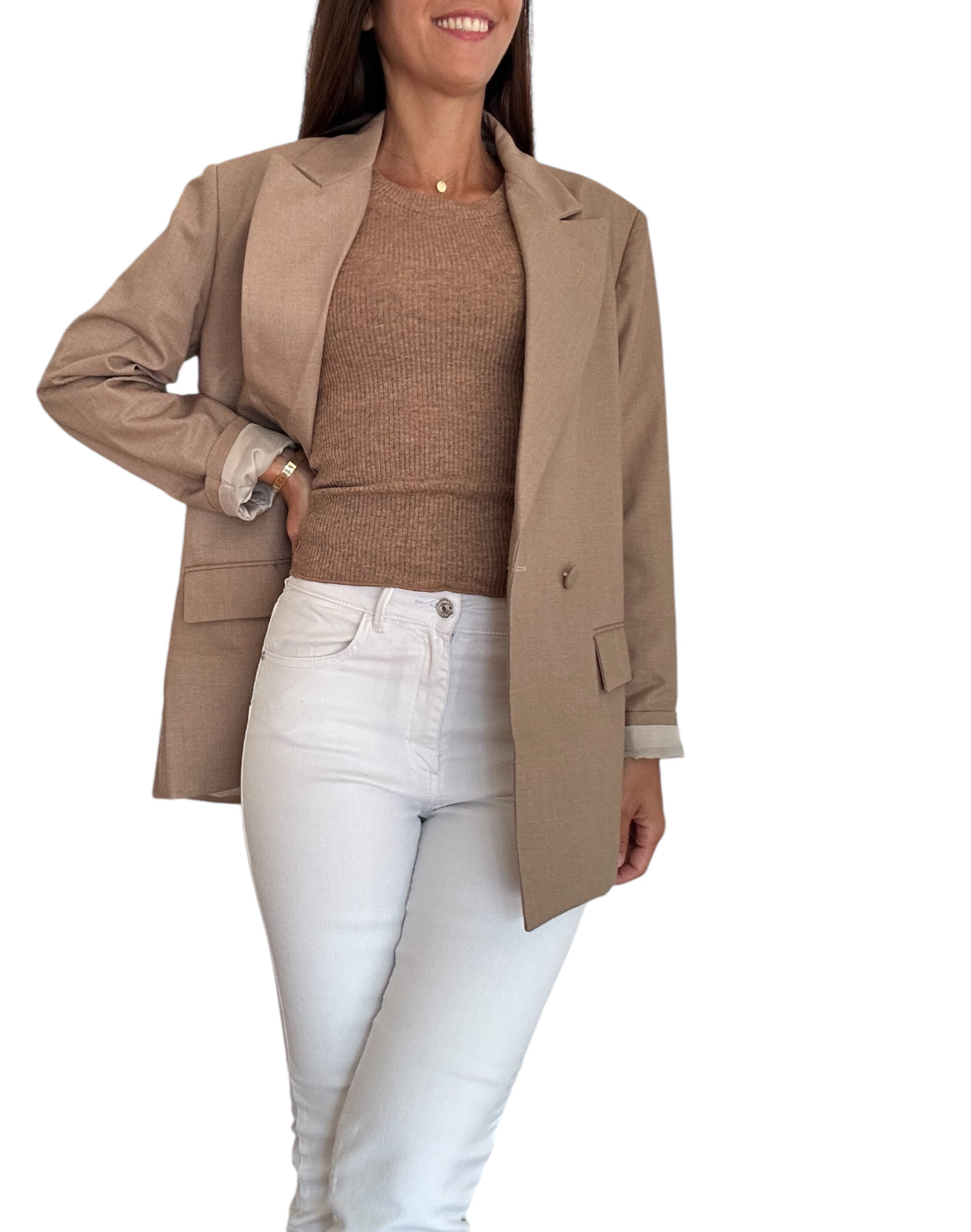 Veste beige nude mi-longue
Facile à assortir, elle peut être portée aussi bien avec un jean pour un look casual que sur une robe pour une allure plus sophistiquée. C'est la pièce idéale pour ajouter une touche de sophistication à n'importe quelle garde-robe.
----------------------------------------------------------------------------------------------------
Le modèle mesure 1m69 et porte une taille S.
Détails de la conception : 80% polyester et 20% viscose.