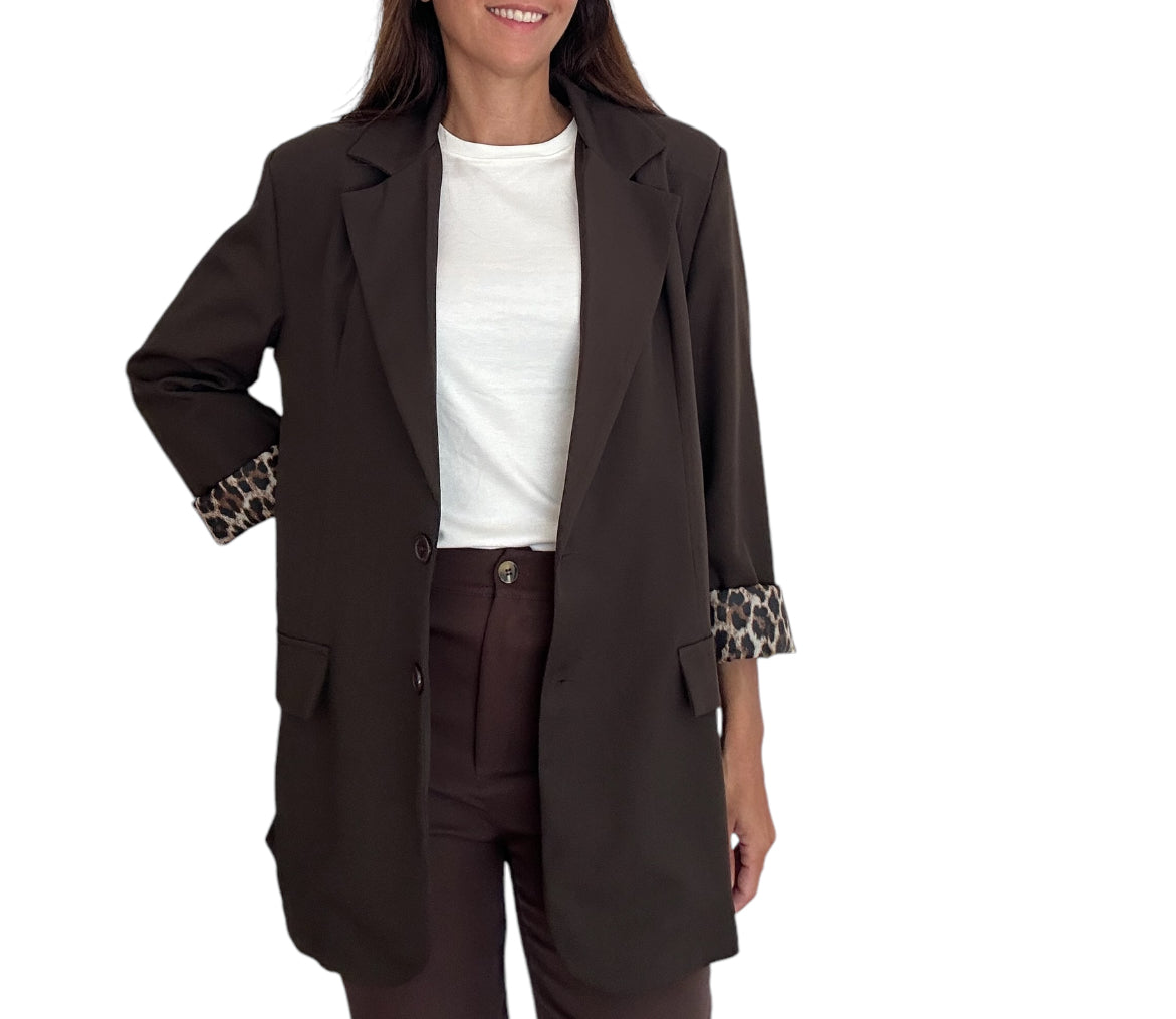 Veste avec un imprimé Léopard
Très joli blazer noire ou marron avec manche 3/4 et deux bouton pour fermer la veste
Pas de poche