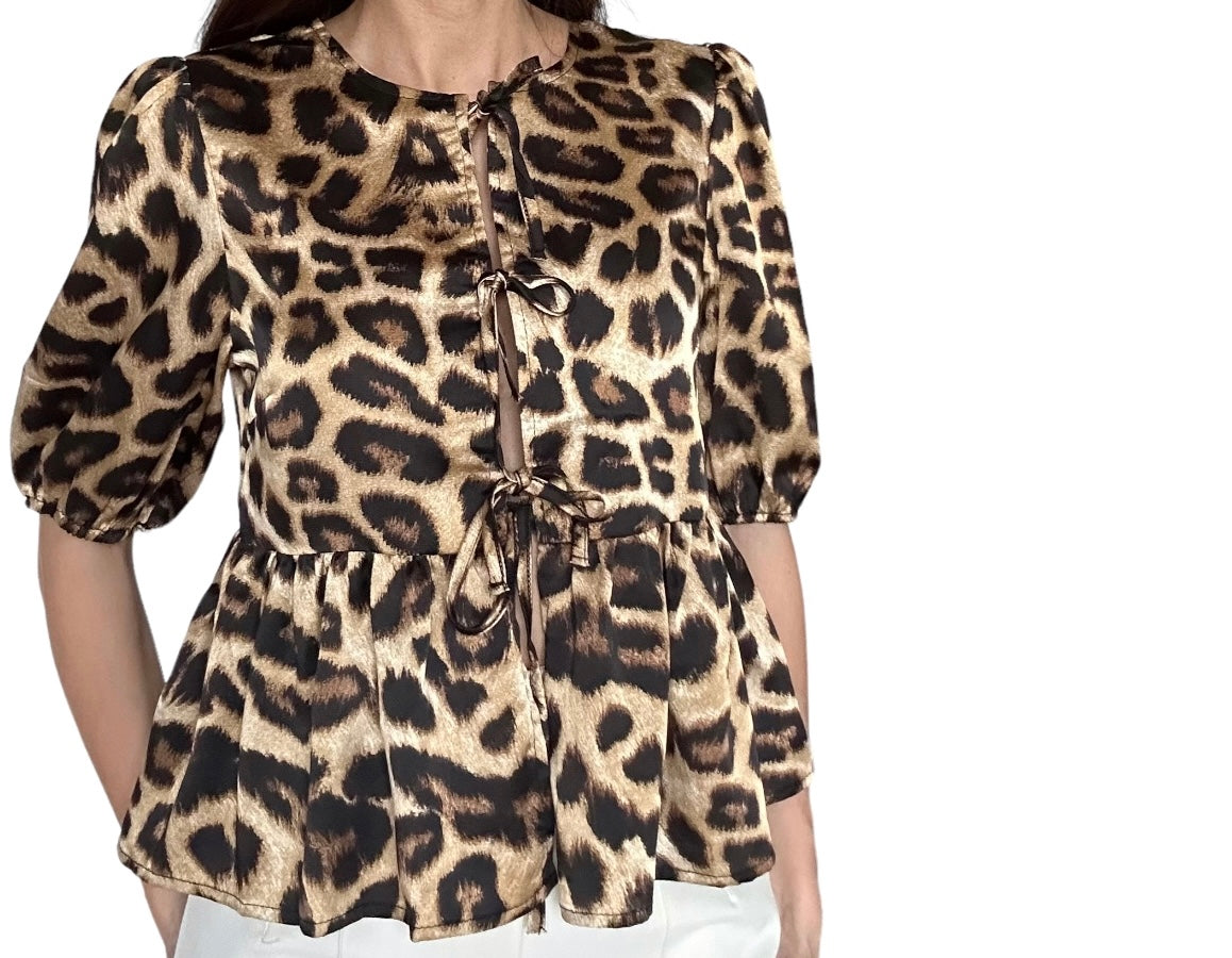 Avec ce haut léopard, vous êtes sûr de captiver tous les regards où que vous alliez.
Le modèle mesure 1m69 et porte une taille S.
Détails de la conception : 100% polyester.
Livraison sous 24h à 48h. Celle -ci vous est offerte à partir de 69€ d'achat.
Retours autonomes et gratuits sous un délai de 14 jours