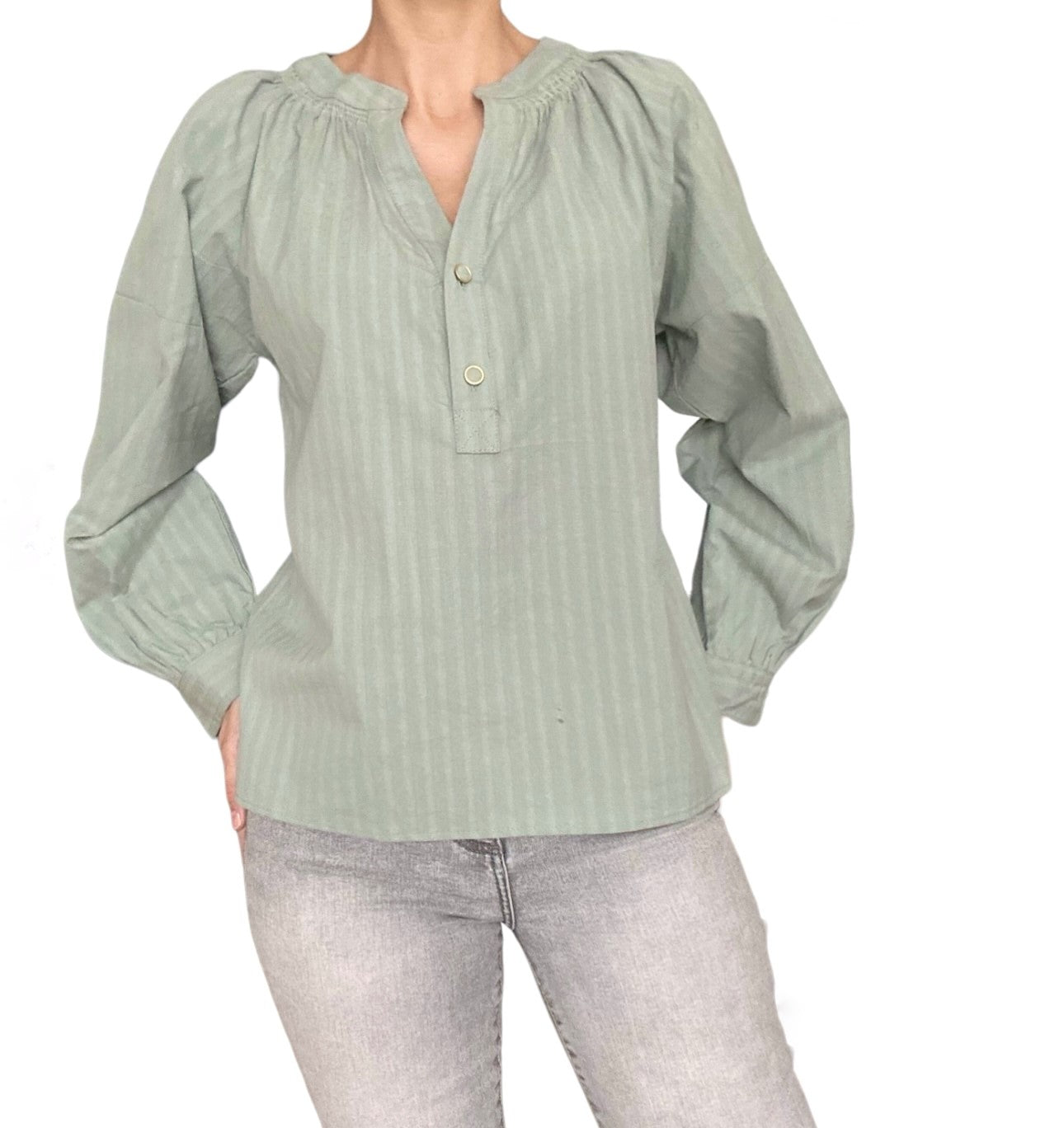 Sa teinte douce crée une ambiance rafraîchissante, idéale pour les journées décontractées ou printanières. La coupe large assure une liberté de mouvement, tout en ajoutant une touche moderne à votre tenue. Associez-le avec un jean ou un pantalon ajusté pour équilibrer la silhouette, créant ainsi un look décontracté et tendance.