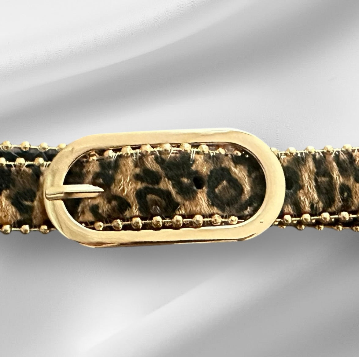 accessoire tendance
style audacieux
mode féminine
ceinture chic
ajustable
élégante
détails animalier