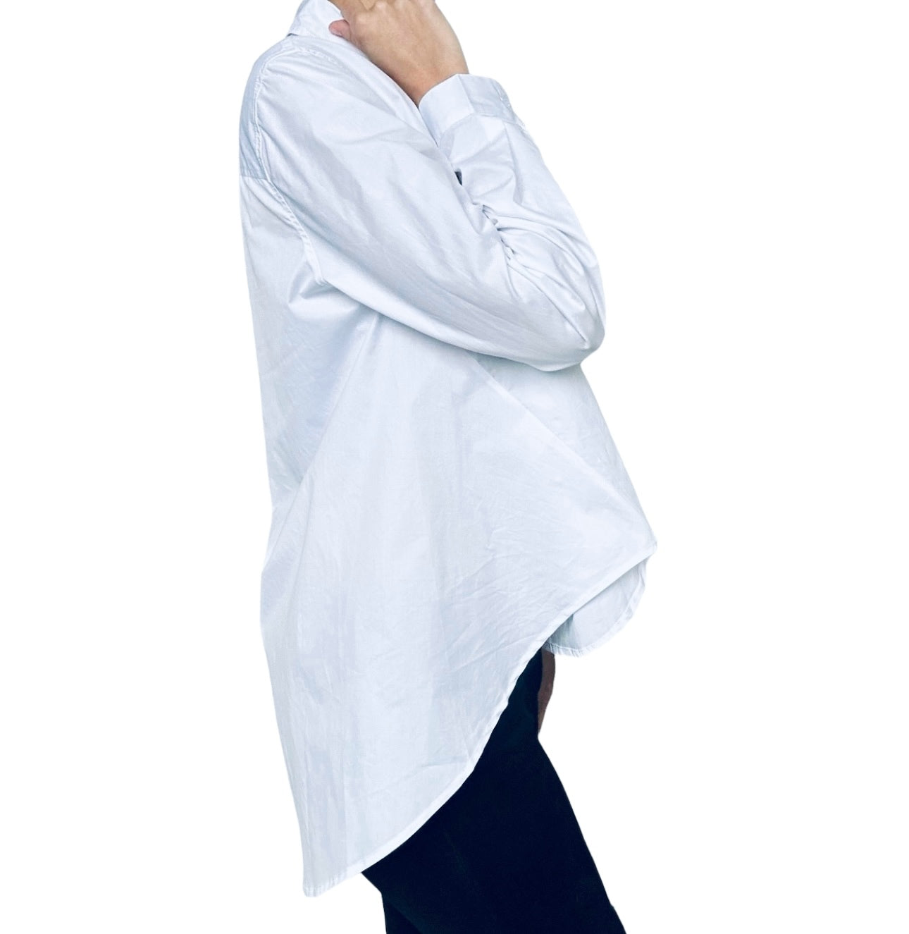 Une chemise blanche est un incontournable intemporel dans toute garde-robe. Polyvalente, elle peut être portée de manière décontractée avec un jean ou de manière formelle avec un pantalon habillé. Cette chemise avec sa coupe évasée au niveau des hanches vous offre une interprétation unique du classique, créant un effet fluide et stylisé. Cette chemise blanche revisite élégamment les éléments classiques pour un look à la fois chic et innovant.