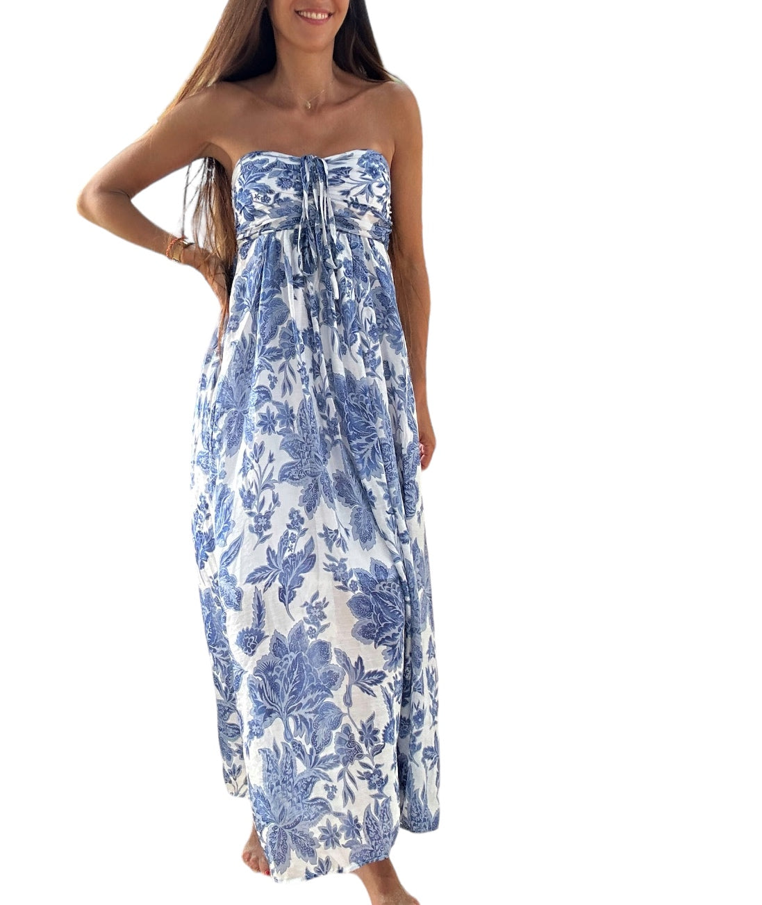 Découvrez notre robe longue bohème conçue avec un élégant imprimé floral bleu sur fond blanc. La robe présente un bustier sans bretelles qui met en valeur vos épaules et votre décolleté. Fabriquée en viscose, elle vous assure une sensation de confort tout au long de la journée. Son imprimé floral et sa coupe fluide en font une pièce idéale pour un look bohème chic.
Parfaite pour une journée à la plage, une promenade en ville ou une soirée entre amis.