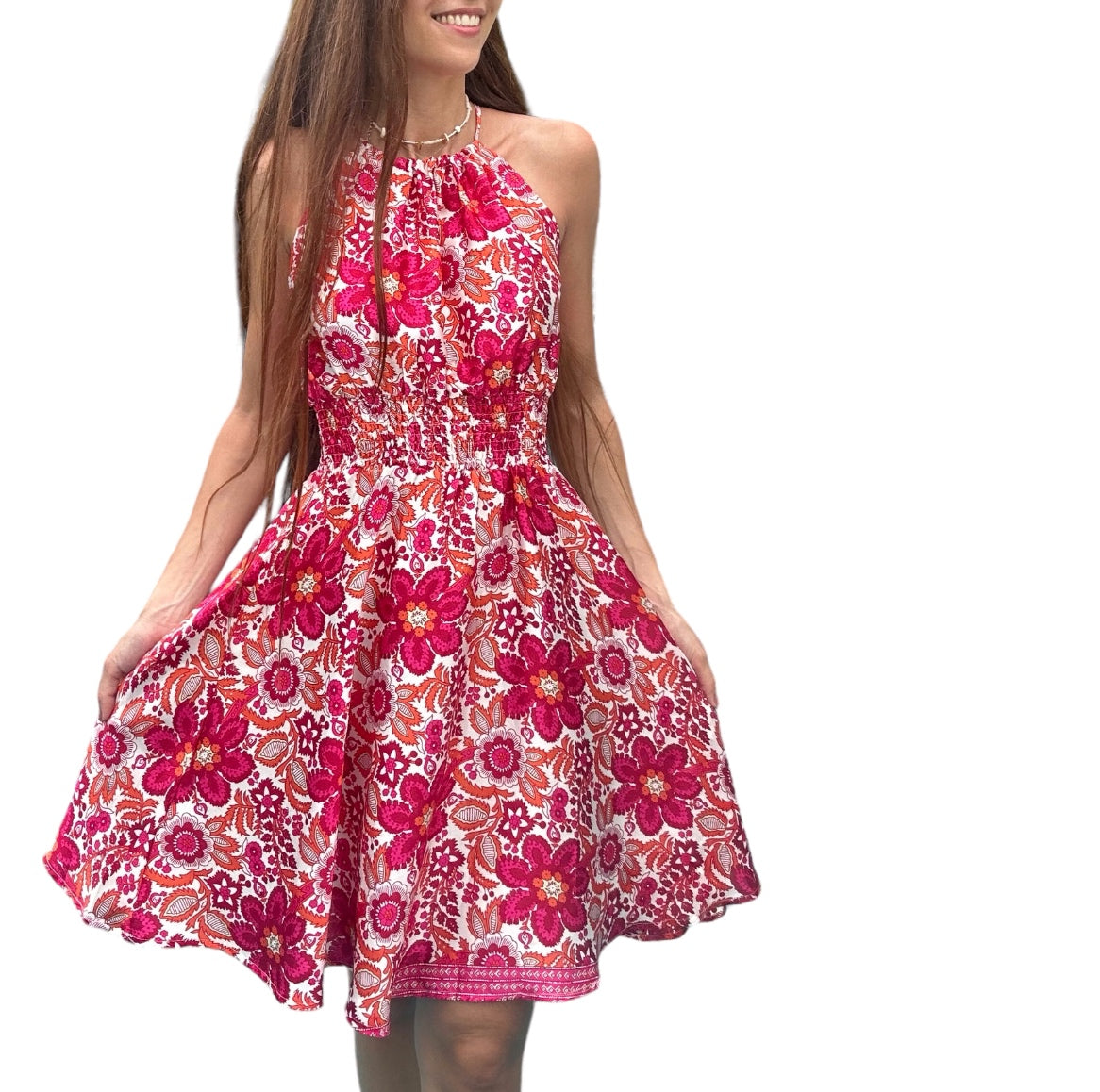 Ornée de motifs floraux vibrants en rouge, rose et orange sur un fond blanc, elle évoque une sensation de fraîcheur et de vitalité. Le col haut ajoute une touche de sophistication, tandis que les fronces au niveau de la poitrine apportent du relief et de la féminité. Fabriquée dans un tissu léger et respirant, elle est idéale pour les journées chaudes et les occasions décontractées. Facile à entretenir, cette robe est un choix pratique et élégant pour toute sortie estivale.