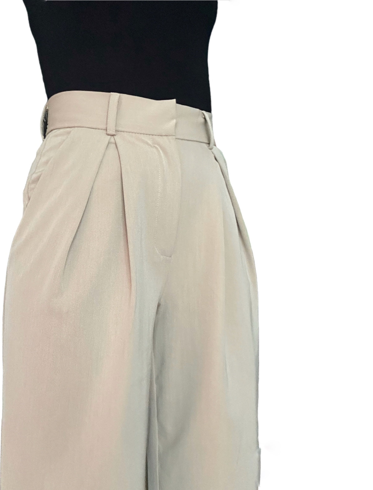 Découvrez notre pantalon intemporel, un classique de la garde-robe qui allie confort et style sans effort. Sa coupe large et sa couleur beige polyvalente en font une pièce indispensable pour toutes les saisons et toutes les occasions. Que vous le portiez pour une journée décontractée ou pour une soirée chic, ce pantalon vous assure une silhouette élégante et raffinée à chaque fois.