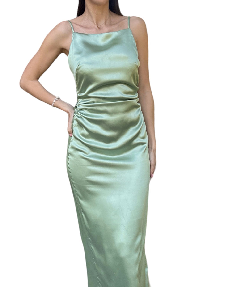 Laissez-vous séduire par l'élégance intemporelle de cette robe en satin vert pastel. Confectionnée dans un tissu soyeux, cette robe mi-longue fendu sur un côté vous offre un toucher luxueux et une allure sophistiquée. Les fines bretelles et le décolleté droit ajoutent une touche de simplicité raffinée, tandis que les fronces discrètes sur le côté subliment la silhouette en apportant un effet drapé élégant