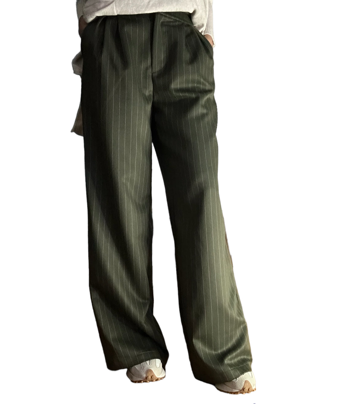 Votre pantalon fluide vert foncé, sublimé par des rayures délicates en rose, ajoute une touche charmante à votre tenue. La combinaison du vert et du kaki et du rose crée une combinaison visuellement captivante, offrant un charme unique à cette pièce. Conçu en polyester, ce pantalon allie longueur et ampleur pour une silhouette fluide et légère.Complétez votre ensemble avec élégance en l’associant avec un veston. L’harmonie de couleur créera un look sophistiqué et singulier.