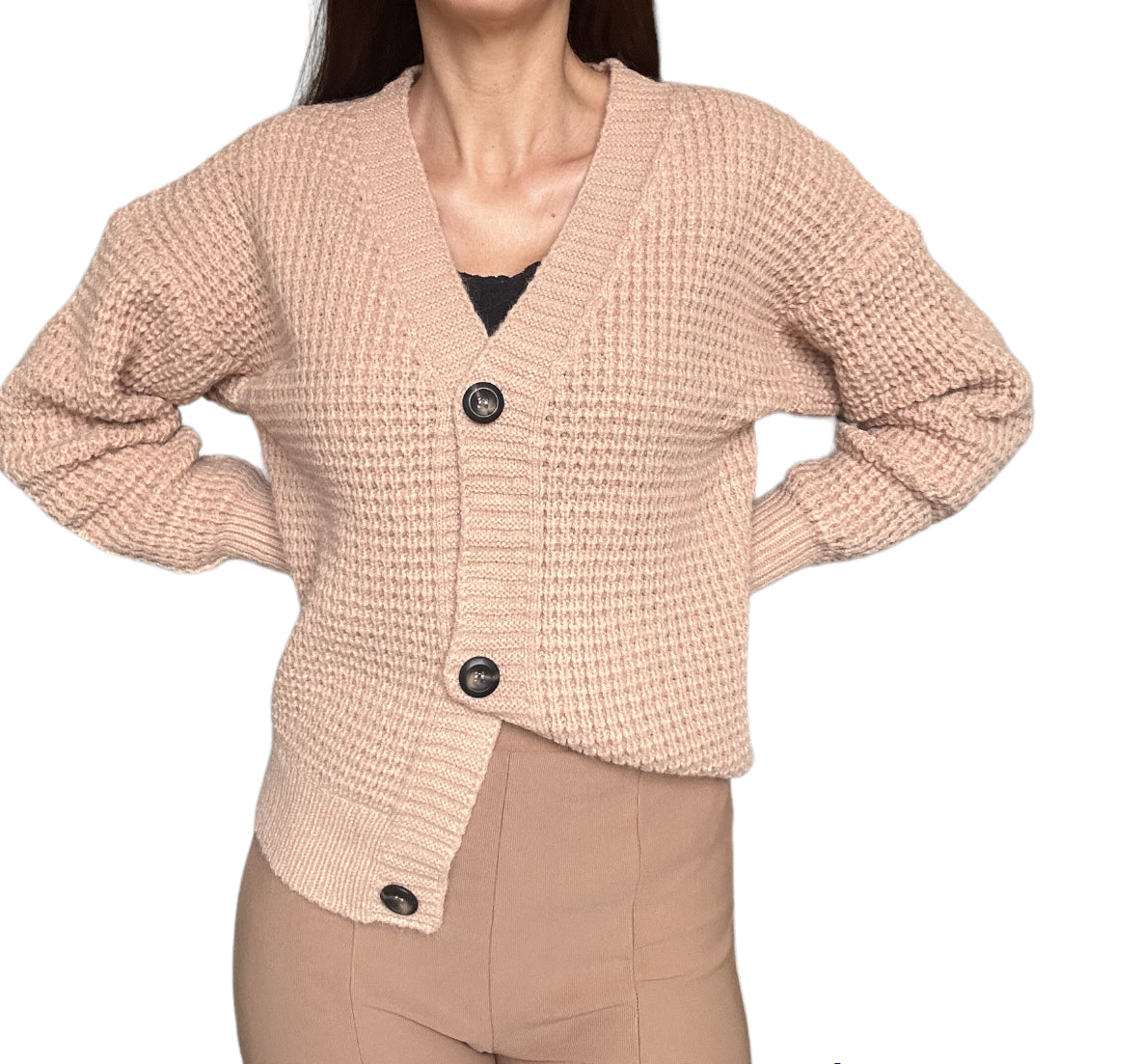 Le cardigan en maille beige court est un essentiel polyvalent pour votre garde-robe. Sa teinte neutre s'harmonise facilement avec diverses tenues, et sa longueur courte en fait un choix parfait pour superposer sur des robes, des hauts ou des combinaisons. Confortable et stylé, ce cardigan ajoute une touche de chaleur et d'élégance décontractée à votre look, que ce soit pour une journée décontractée ou une soirée plus formelle.