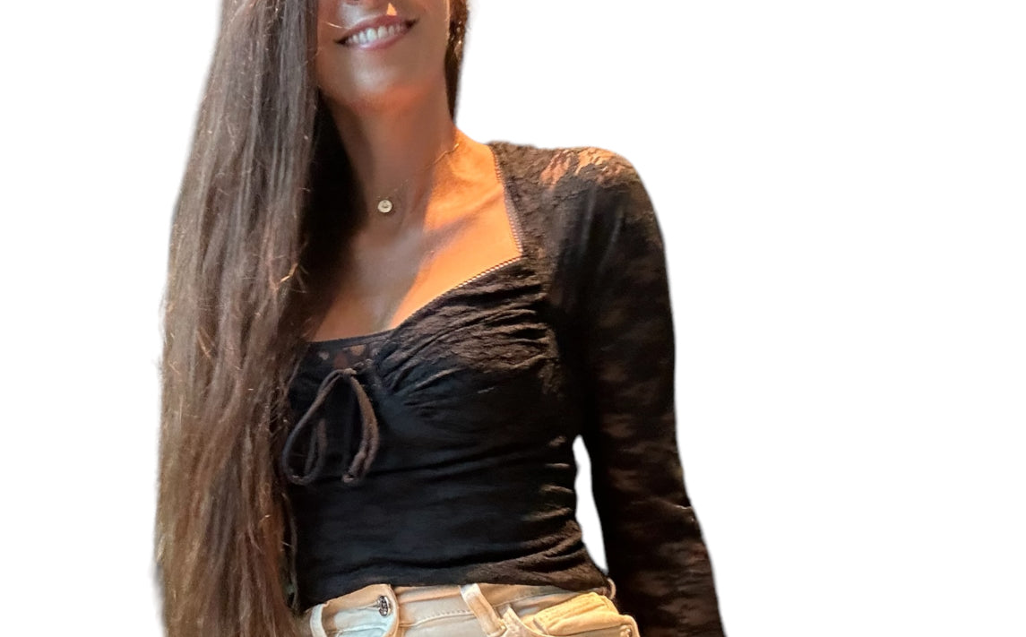 Mettez en valeur votre sensualité avec notre haut en dentelle noire, une pièce qui allie séduction et élégance. Conçu pour épouser vos courbes, il révèle juste ce qu'il faut de peau grâce à sa dentelle transparente et ses manches longues ajustées. Le laçage délicat à l'avant ajoute une touche de provocation subtile, idéale pour captiver tous les regards.
haut pas cher
haut tendance mode
haut avec ficelle