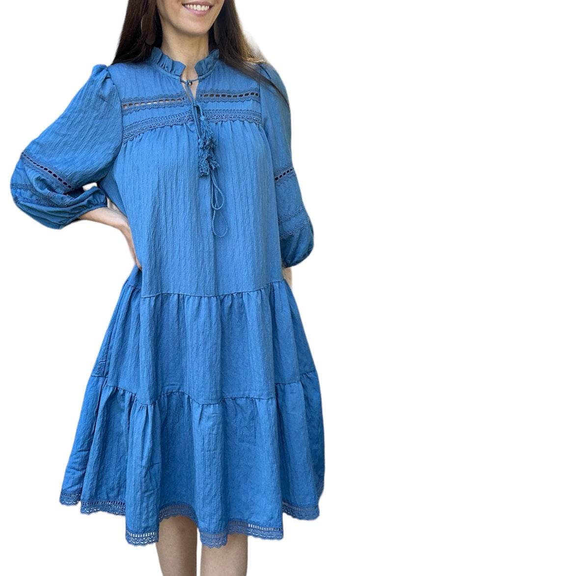 Robe d'été légère Daniella, élégante beige doublée avec des détails en dentelle et des broderies délicates. Cette robe à manches trois-quarts présente une encolure à cordon avec des pompons, ajoutant une touche bohème et décontractée.
La coupe ample et fluide est parfaite pour les journées chaudes, offrant confort et style. La robe est ornée de plusieurs volants, apportant du volume et du mouvement à chaque pas.