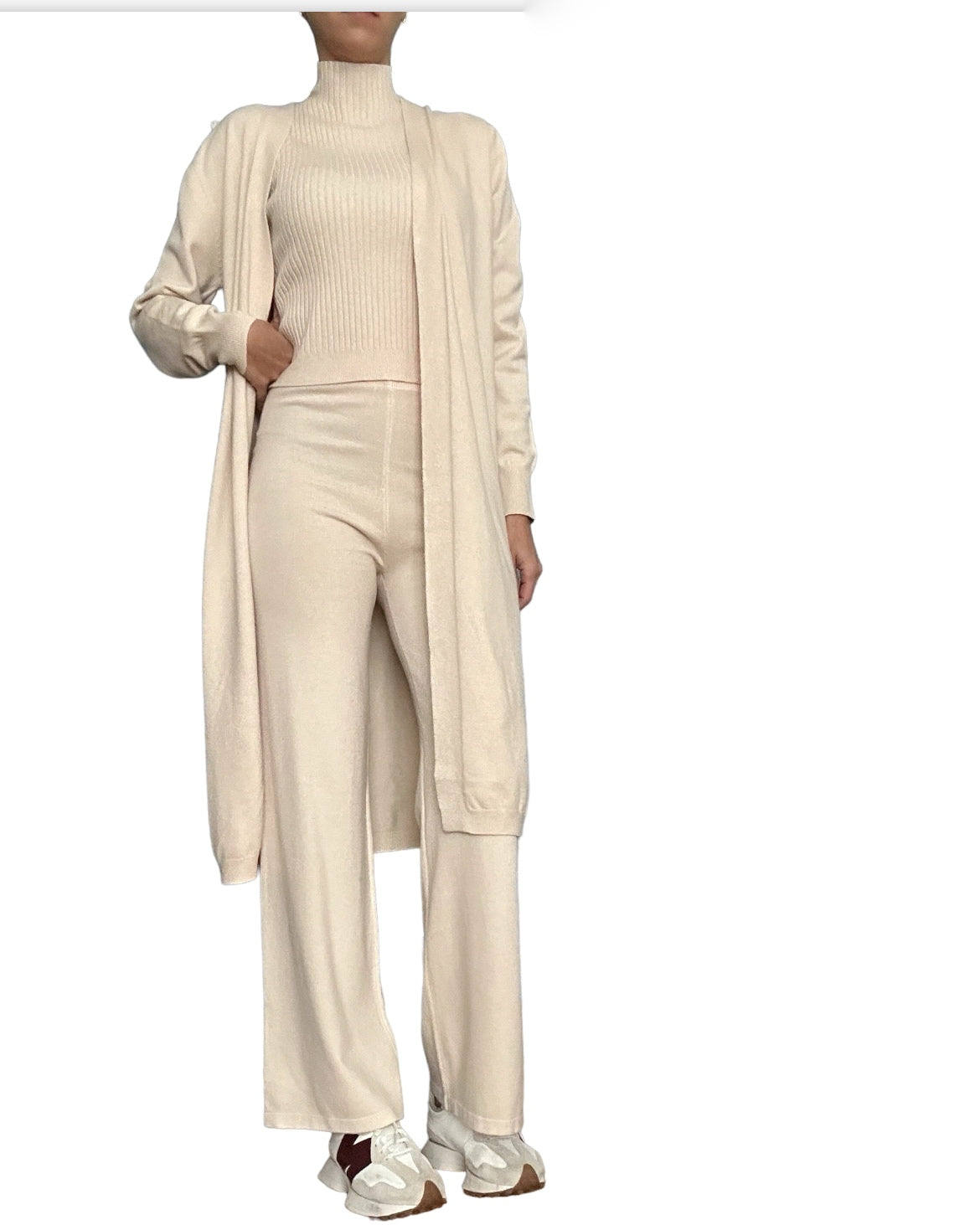 Cet ensemble 3 pièces est conçu pour un style cocooning sans compromis sur l’élégance. Son long gilet ajoute une touche décontractée et moderne, parfait pour une superposition légère. Son débardeur assorti offre une allure chic tandis que le pantalon complète la tenue avec un confort exceptionnel. Cet ensemble est une invitation à l’aisance tout en restant impeccablement tendance.