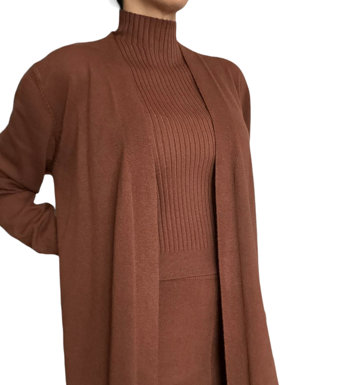 Cet ensemble 3 pièces est conçu pour un style cocooning sans compromis sur l’élégance. Son long gilet ajoute une touche décontractée et moderne, parfait pour une superposition légère. Son débardeur assorti offre une allure chic tandis que le pantalon complète la tenue avec un confort exceptionnel. Cet ensemble est une invitation à l’aisance tout en restant impeccablement tendance.