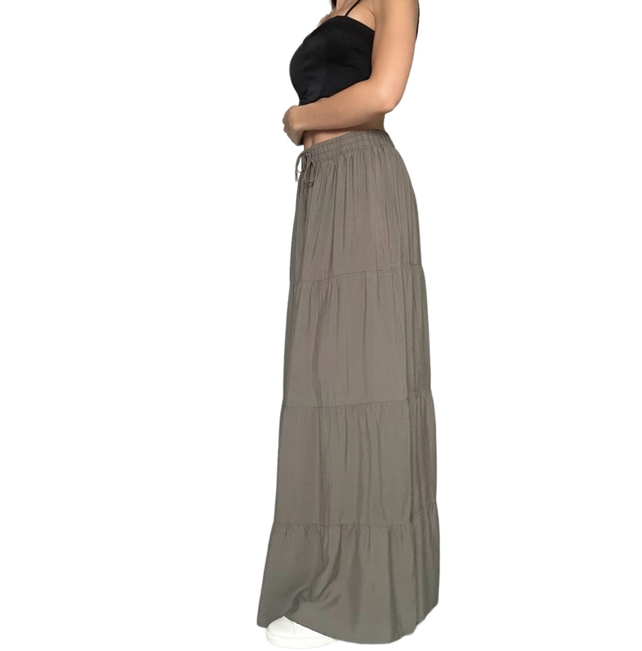 <p>Une jupe longue fine en coton vous offre à la fois légèreté et polyvalence à la pièce. Parfaite pour les journées estivales, sa couleur kaki s'harmonise facilement avec différentes tenues. Optez pour le confort du coton et la fluidité d'une coupe longue pour un style décontracté et élégant.</p> <meta charset="UTF-8"> <p><span>Le modèle mesure 1m69 et porte une taille S/M.</span></p> <p>Détails de la conception : 100% coton.</p>