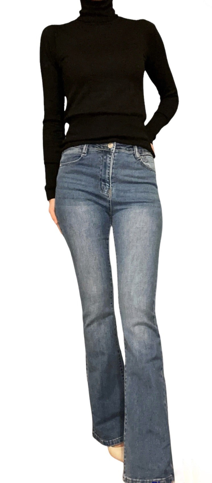 Pantalon en denim qui se caractérise par une coupe évasée au niveau des jambes, à partir du genou et s’élargissant progressivement vers le bas. Cette coupe crée un effet de cloche. Il est un rappel des styles des années 1970 et souvent associée à une esthétique rétro et décontractée. Il est conçu pour donner une allure bohème et peut être portée avec des talons pour allonger visuellement vos jambes.