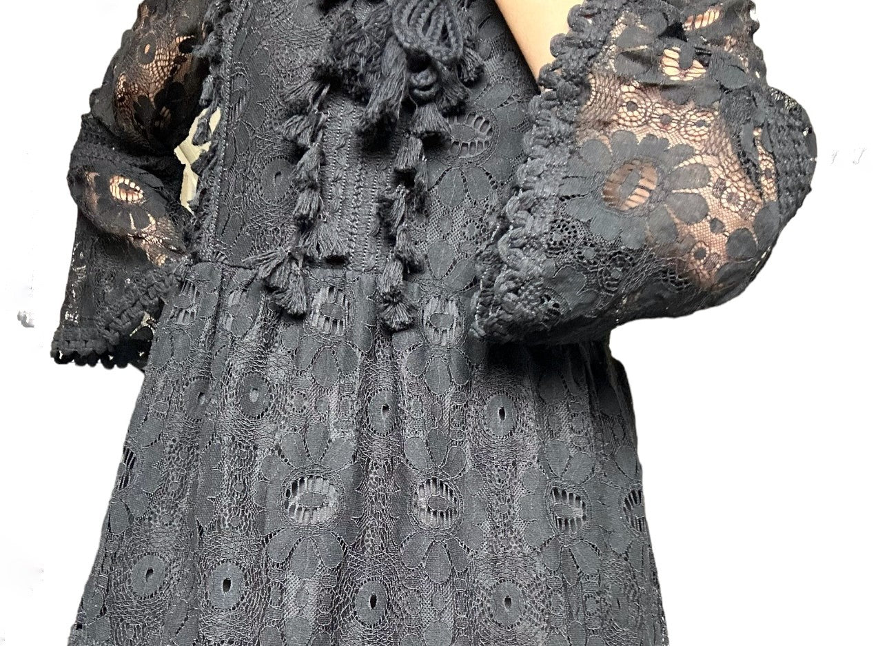 Cette robe noire en dentelle est un véritable coup de cœur pour un look intemporel et élégant. La dentelle apporte une touche de sophistication, tandis que la couleur noire ajoute une dose de chic. Cette robe offre une combinaison élégante de féminité et de style. Parfaite pour des occasions habillées, cette robe est un choix sophistiqué pour celles qui recherchent un look chic. La robe noire en dentelle serait l'idéal pour une soirée romantique.