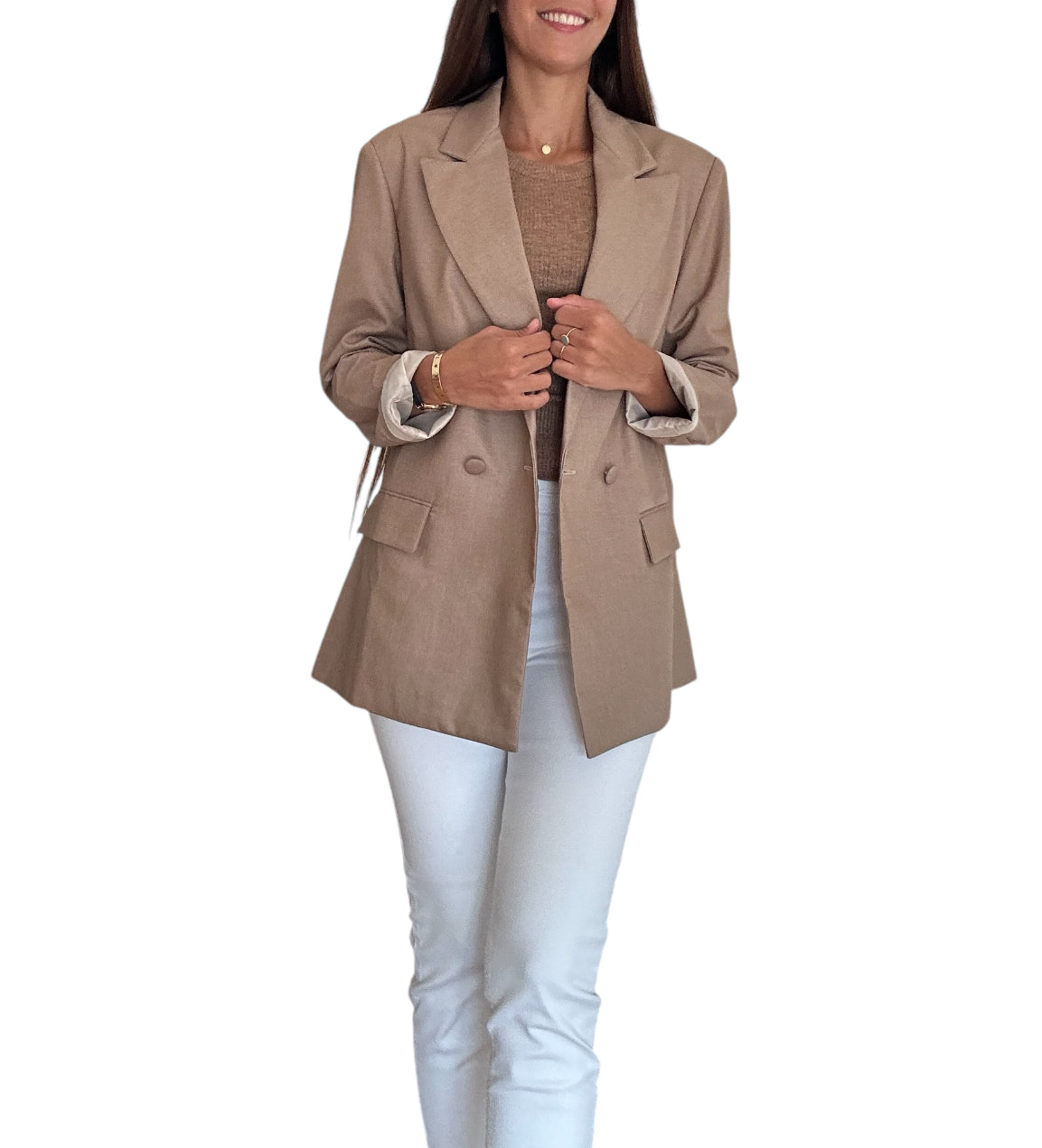 Cette veste blazer arbore une teinte beige classique qui se marie parfaitement avec une multitude de tenues.
Conçue dans une coupe légèrement oversize, elle apporte une touche à la fois chic et décontractée à votre look. Dotée de deux boutons en façade pour une fermeture élégante, ainsi que de poches à rabat pratiques, cette veste allie style et fonctionnalité. Le tissu garantit un tombé impeccable, tandis que les revers larges et structurés ajoutent du caractère à la silhouette.