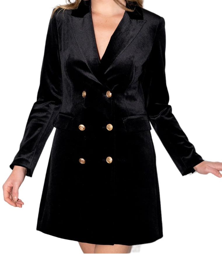 Blazer robe
Robe blazer
Robe tailleur
Tailleur robe Cette pièce unique en velours noir à mi-chemin entre une veste et une robe évoque un mélange subtil de mystère et d’élégance. Lorsque portée en veste, elle crée une silhouette flatteuse. Transformée en robe, elle se métamorphose en une tenue captivante, révélant un raffinement audacieux. Ses boutons dorés, ajoutent une touche d’éclat, faisant de cette pièce un choix chic et osé.