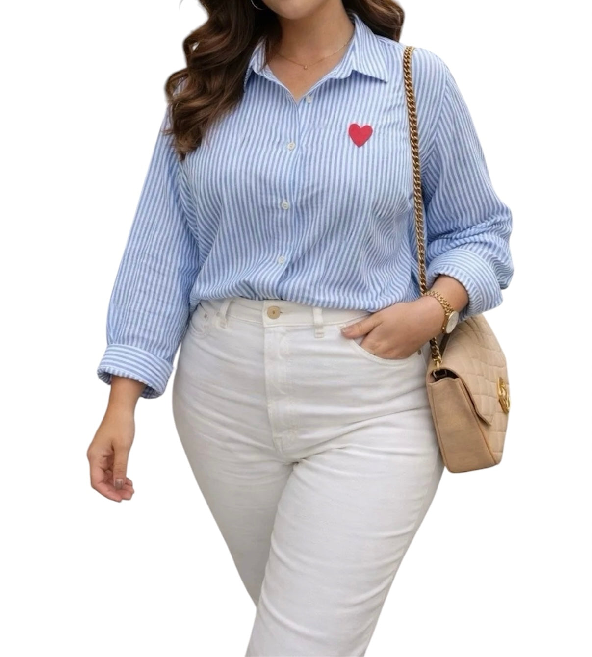 chemise rayée bleu et blanc avec coeur rouge brodé sur la poche signature à petit coeur Une chemise intemporelle confectionnée en coton à 80 %, matière respirante, agréable à porter en toute saison. Coupe oversize étudiée, col chemise structuré, manches longues à revers pour un tombé impeccable. Une pièce polyvalente et raffinée, à porter ouverte sur un top ou boutonnée et rentrée dans un jean, du bureau aux sorties du soir.
grande taille curvy size XXXl chemisette top haut