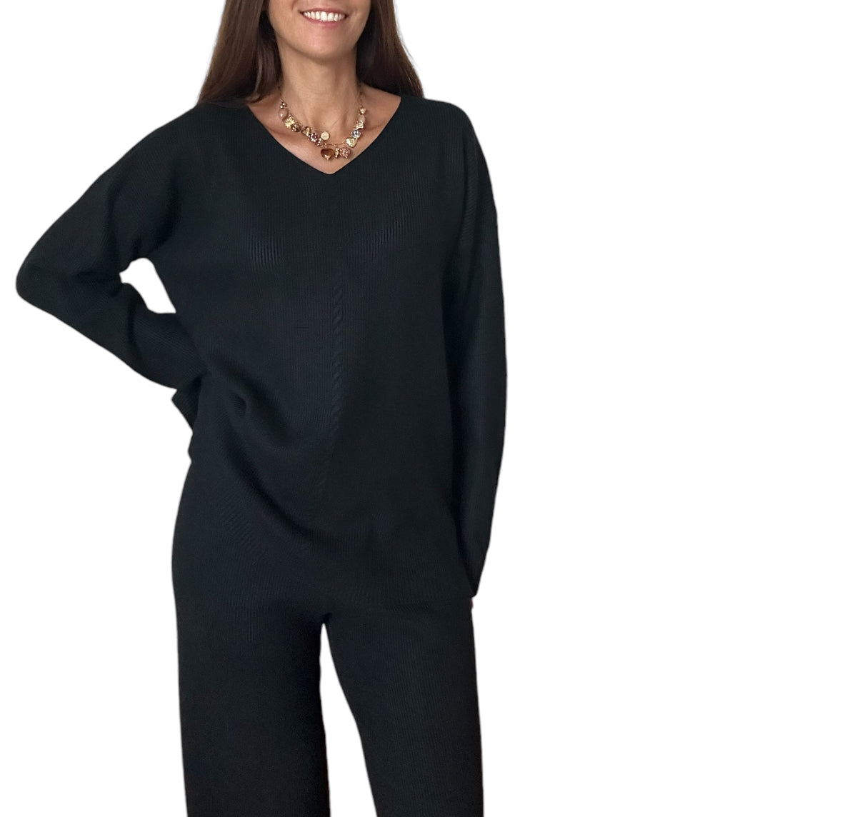 Coup de coeur
Le pantalon assorti, à la coupe fluide et évasée, garantit une aisance de mouvement tout en conservant une silhouette élégante. Parfait pour des journées de détente tout en restant stylée, cet ensemble se porte aussi bien à la maison que pour des sorties décontractées.
ensemble confortable en laine
ensemble maille
pull maille
pantalon maille
ensemble pour hiver
Détails de la conception : 70% viscose, 15% laine et 15% polyamide.
joli ensemble pas cher et de qualité