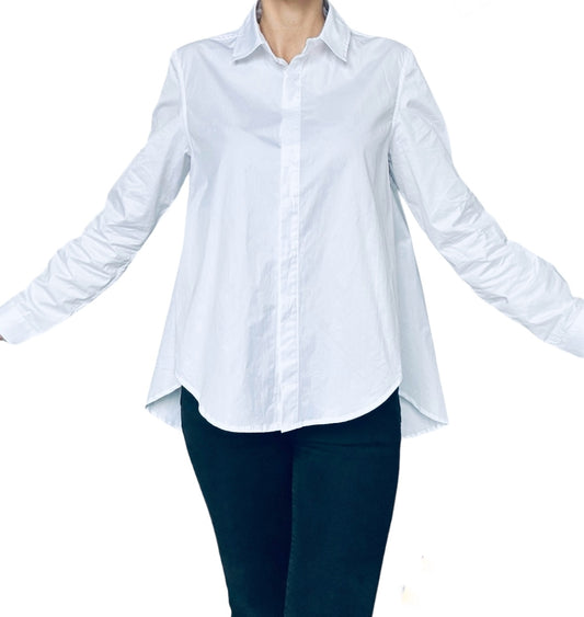 Une chemise blanche est un incontournable intemporel dans toute garde-robe. Polyvalente, elle peut être portée de manière décontractée avec un jean ou de manière formelle avec un pantalon habillé. Cette chemise avec sa coupe évasée au niveau des hanches vous&nbsp;offre une interprétation unique du classique, créant un effet fluide et stylisé. Cette chemise blanche revisite élégamment les éléments classiques pour un look à la fois chic et innovant.