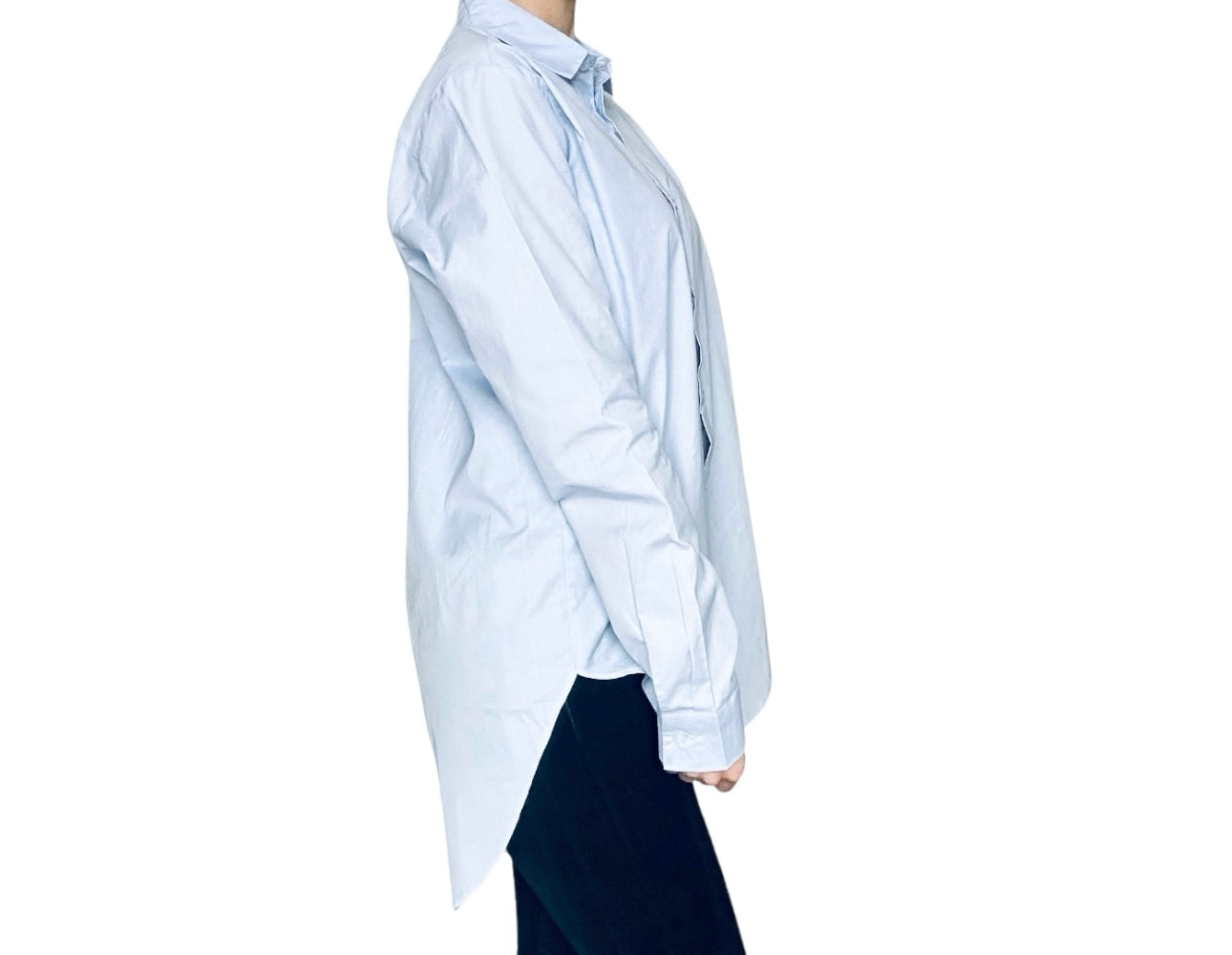 Cette chemise longue bleue en pur coton vous offre à la fois le style et le confort. Son tissu vous assure une sensation douce sur la peau et une respirabilité optimale. Avec une coupe longue, cette chemise peut être portée de manière décontractée ou habillée. Associez la chemise avec un jean slim ou un pantalon chino pour un look décontracté et chic. Vous pouvez retrousser légèrement les manches pour un style moderne. Accessoirisez avec une ceinture pour compléter le look.