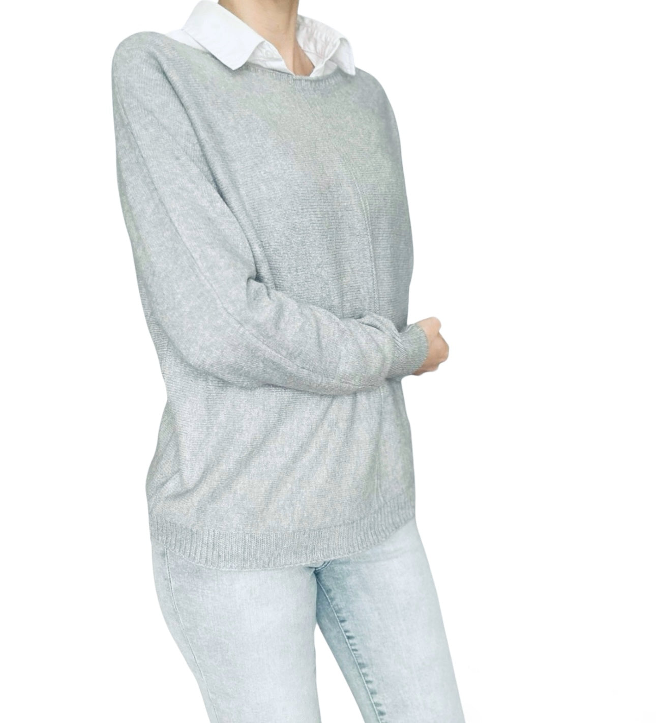 <p>Parfait pour les journées printanières, ce pull polyvalent s'associe facilement à différentes tenues, ajoutant une note de douceur à votre style. Confectionné dans une douce laine mélangée, ce pull incarne l'élégance et le confort.</p> <p>Sa teinte grise neutre permet de l'associer facilement à diverses tenues, tout en restant élégant. Avec son col rond classique, ce pull incarne le style décontracté et chic.</p>