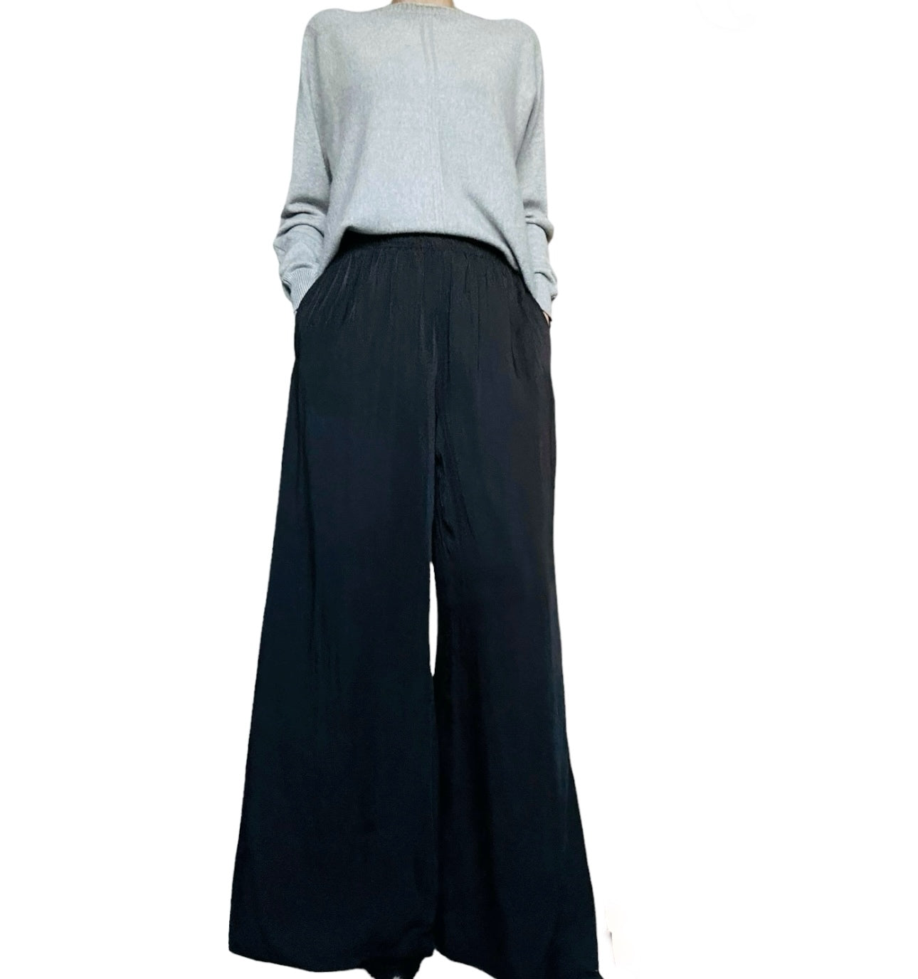 Ce palazzo noir légèrement satiné vous offre une allure élégante et sophistiquée. La texture satinée apporte une touche de luxe, tandis que la coupe large du palazzo assure confort et fluidité. Pour un look chic, associez-le avec un haut élégant, comme une blouse fluide ou un chemisier ajusté. Ajoutez des talons hauts et des accessoires sophistiqués pour compléter le look. Pour un style décontracté, optez pour un t-shirt simple ou un pull léger.