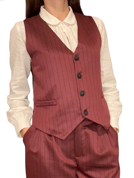 Un veston, souvent appelé gilet, est une pièce vestimentaire qui se caractérise par l'absence de manches. Il est conçu pour être porté par dessus une chemise ou une chemisette, ajoutant une touche de sophistication à une tenue formelle.  Il peut être également complété avec son pantalon de la même couleur. Cette combinaison crée un ensemble coordonnée, apportant une cohérence esthétique à votre tenue. 
