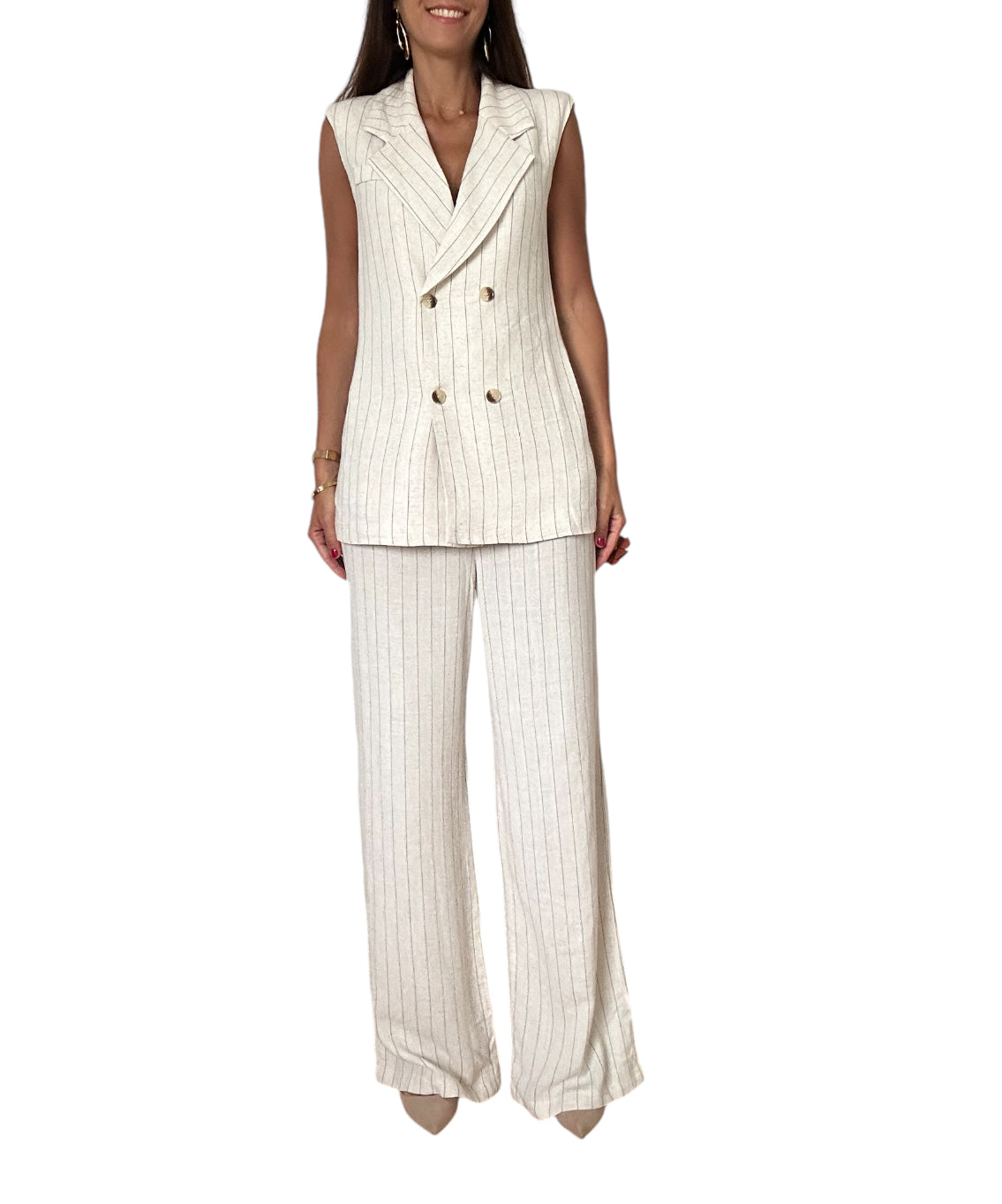 Très bonne qualité
Le motif à fines rayures verticales sur l'ensemble du tailleur ajoute une dimension élégante et intemporelle. Ce look est parfait pour une tenue professionnelle décontractée ou un événement estival élégant.
Le blazer sans manches présente une coupe longue et croisée avec un col à revers en pointe, accentué par deux rangées de boutons dorés qui apportent une touche sophistiquée.
lin viscose