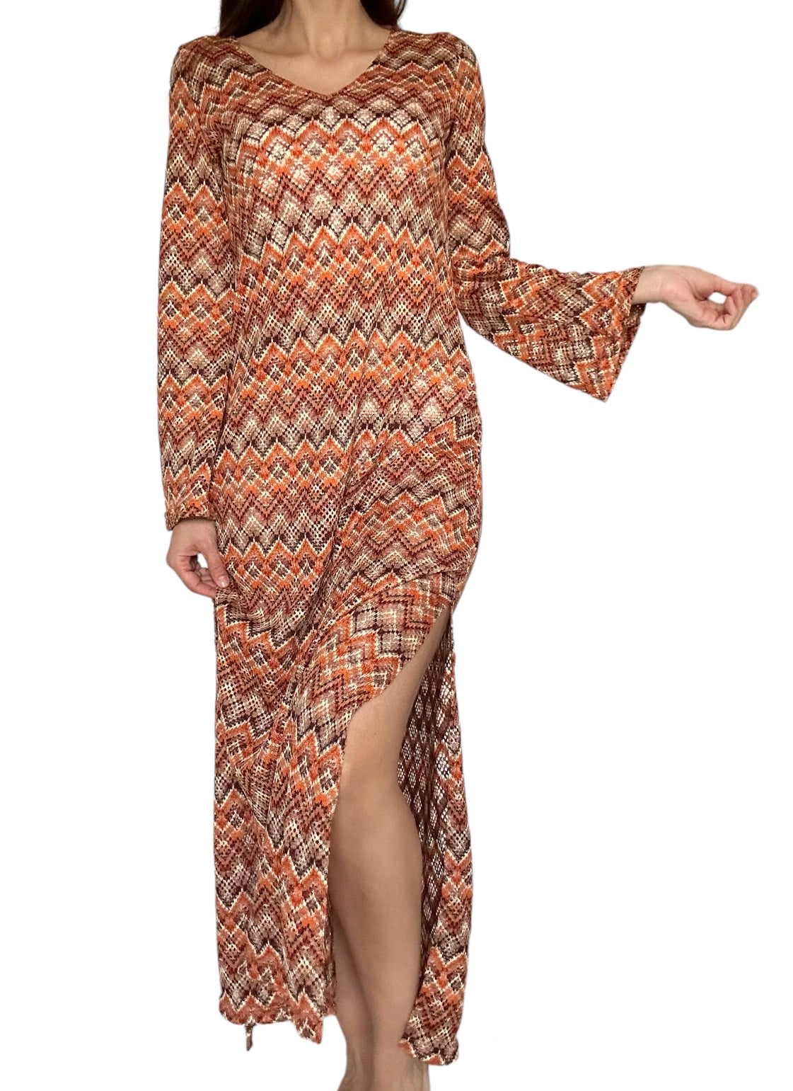 Plongez dans l’été avec style avec notre magnifique robe longue en maille colorée, un must-have ! Légère, fluide et respirante, cette robe est conçue pour vous garder élégante et fraîche par temps chaud. Sa maille douce et extensible épouse parfaitement vos courbes, tandis que ses couleurs vibrantes ajoutent une touche de soleil à votre garde-robe estivale. Que vous vous promeniez sur la plage ou que vous dîniez en terrasse, cette robe est un choix parfait pour une allure décontractée mais sophistiquée.