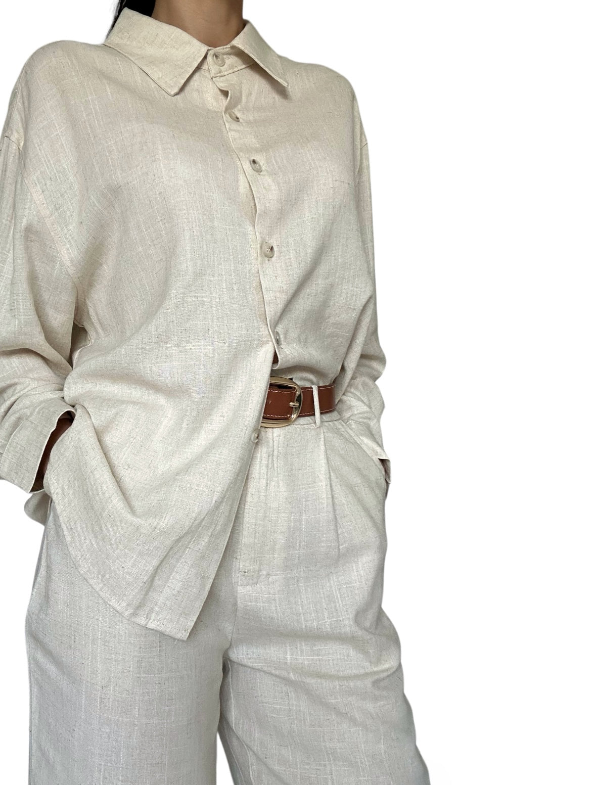 Découvrez notre pantalon en lin et viscose, l’essentiel de l’été pour une élégance décontractée.
Sa teinte beige apporte une touche de douceur et de sophistication à votre tenue estivale. Conçu pour le confort et le style, ce pantalon est idéal pour une journée en ville ou une escapade à la plage.

Avec sa polyvalence et son allure intemporelle, il deviendra rapidement un pilier de votre garde-robe estivale. Laissez libre cours à votre créativité et créez des tenues uniques qui reflètent votre individualité
