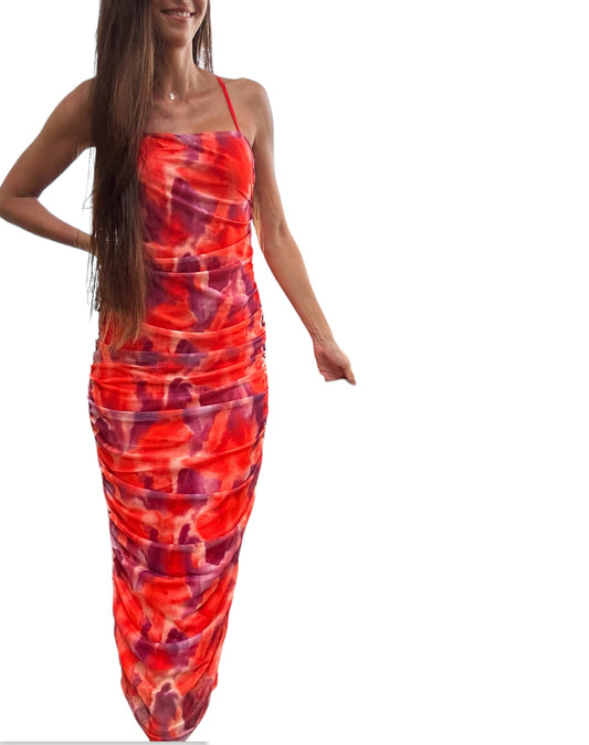Cette robe longue Maëva arbore un motif tie & dye vibrant de nuances rouges et violettes, offrant un effet visuel dynamique et accrocheur. Elle est confectionnée dans un tissu extensible qui épouse élégamment les formes du corps, soulignant la silhouette de manière flatteuse.

Les détails froncés ajoutent une touche sophistiquée et texturée, accentuant le look moderne de la robe. Les fines bretelles apportent une délicatesse et un maintien confortable. Idéale pour des occasions estivales ou des soirées