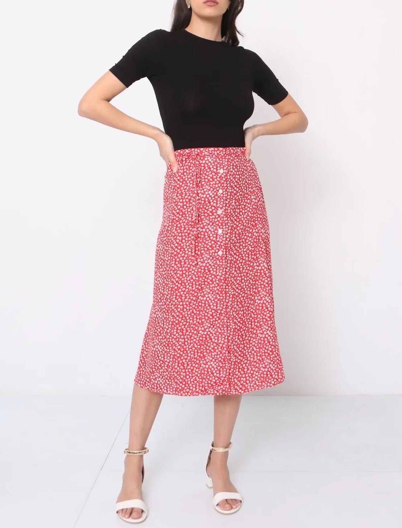 Cette jupe midi rouge,ornée de motifs délicats et de boutons blancs sur toute la longueur,incarne parfaitement l'élégance et la féminité.Son design fluide et évasé offre une allure chic et intemporelle,idéale pour toutes les occasions.Le tissu léger assure un confort optimal,tandis que la taille haute met en valeur la silhouette.Parfaite pour être associée à un haut ajusté pour un look décontracté et sophistiqué,cette jupe est un indispensable pour toute garde-robe moderne.100%polyester