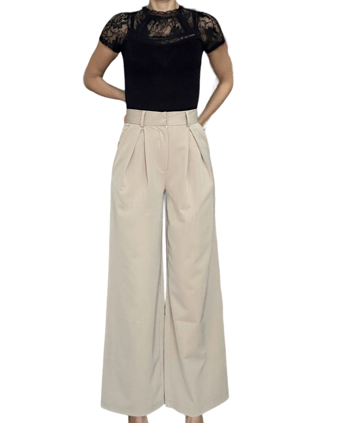 Découvrez notre pantalon intemporel, un classique de la garde-robe qui allie confort et style sans effort. Sa coupe large et sa couleur beige polyvalente en font une pièce indispensable pour toutes les saisons et toutes les occasions. Que vous le portiez pour une journée décontractée ou pour une soirée chic, ce pantalon vous assure une silhouette élégante et raffinée à chaque fois.