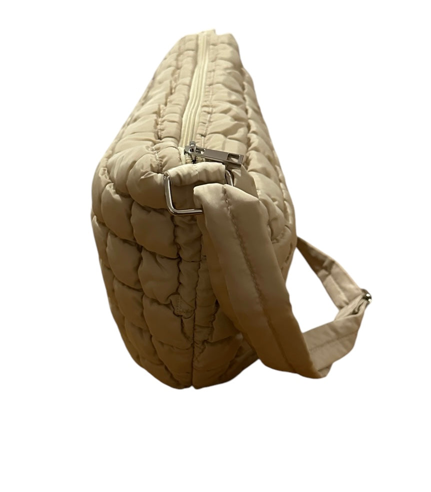 Couleur du sac : nude

Le modèle mesure 1m69.

Détails de la conception : 100% polyester.

Livraison sous 24h à 48h. Celle -ci vous est offerte à partir de 69€ d'achat.

Retours autonomes et gratuits sous un délai de 14 jours.