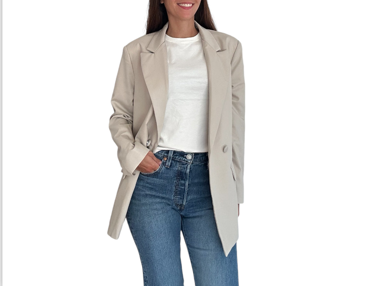 Ce blazer beige clair légèrement oversize se distingue par son élégance minimaliste et sa coupe ajustée qui flatte la silhouette.

Doté d'une fermeture croisée à deux boutons, il incarne parfaitement le style intemporel et raffiné. Les poches à rabat apportent une touche de praticité tout en soulignant l'esthétique épurée du vêtement. Le col à revers classiques et le tissu de haute qualité garantissent un confort optimal et une allure sophistiquée en toutes circonstances.