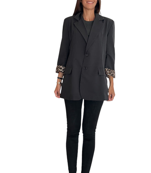 Adoptez un look audacieux avec cette veste tailleur noire incontournable.

Dotée d'une doublure léopard ultra-tendance, elle combine sophistication et esprit sauvage. Portez-la manches retroussées pour révéler l'imprimé animalier et apporter une touche de caractère à votre tenue. Confectionnée dans un tissu de qualité, cette veste offre une coupe structurée qui met en valeur la silhouette toute en restant légère. 