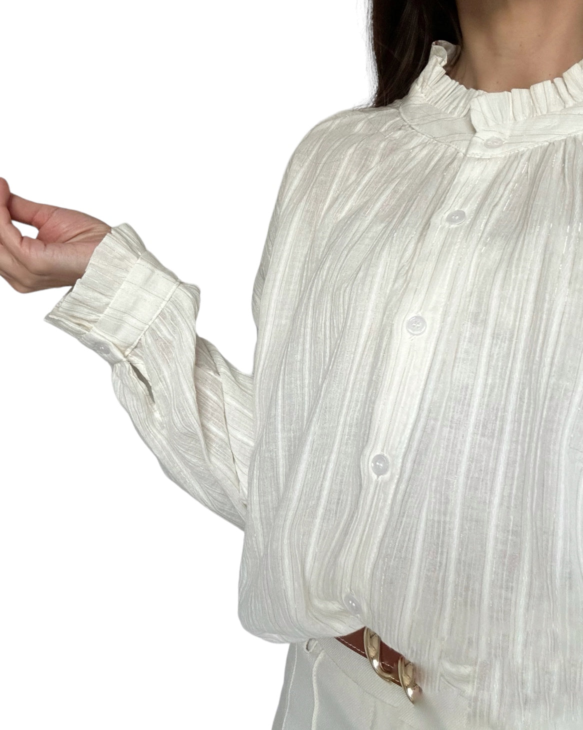 Légèrement satinée, cette blouse capte la lumière avec grâce, ajoutant une touche de brillance à votre tenue.

Parfaite pour une soirée en ville ou une escapade romantique, elle vous assure un look glamour sans effort. Associez-la avec un pantalon ajusté et des talons hauts pour un ensemble irrésistiblement chic. Avec cette blouse, vous êtes prête à briller sous les projecteurs où que vous alliez.

Le modèle mesure 1m69 et porte une taille S.

Détails de la conception : 100% coton.