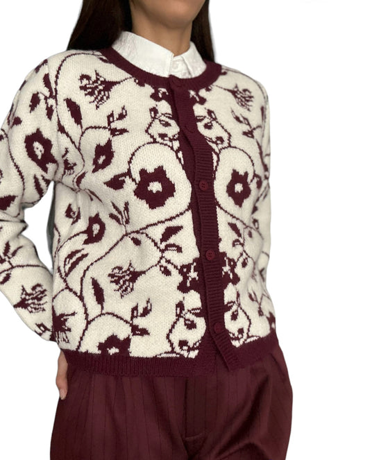 Ce gilet, avec son motif bordeaux subtil et son mélange de laine et coton, s’adapte harmonieusement à un style plus classique. Ses nuances florales ajoutent une pointe d’élégance discrète à votre tenue. Portez ce gilet avec un jeans pour un style décontracté ou en le superposant sur une jolie chemise pour un style plus intemporel.
cardigan bleu
gilet bleu
pull en laine
pull en coton
gilet sublime 
gilet de bonne qualité
cardigan sublime
cardigan de bonne qualité