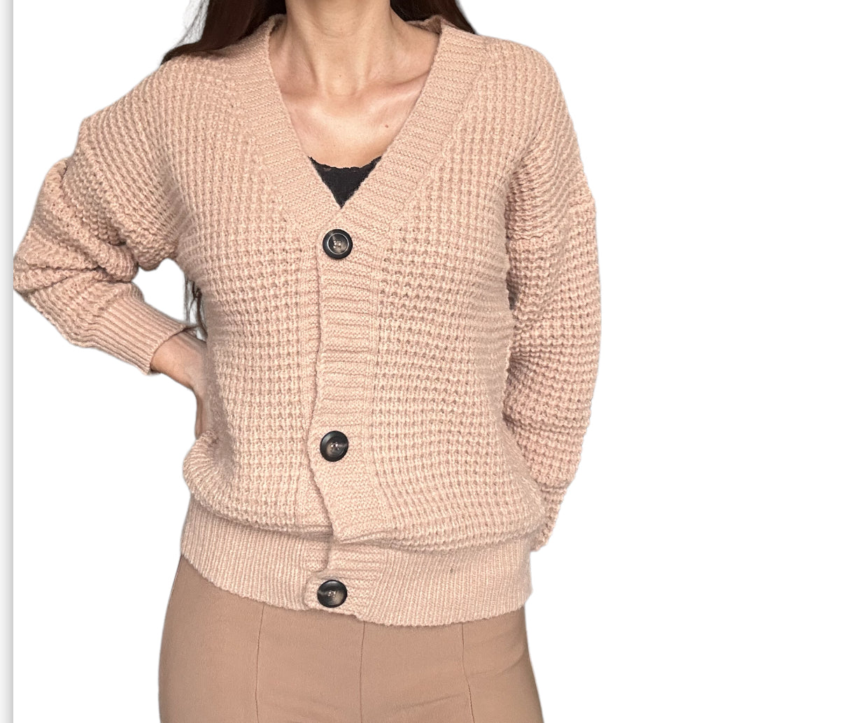 Le cardigan en maille beige court est un essentiel polyvalent pour votre garde-robe. Sa teinte neutre s'harmonise facilement avec diverses tenues, et sa longueur courte en fait un choix parfait pour superposer sur des robes, des hauts ou des combinaisons. Confortable et stylé, ce cardigan ajoute une touche de chaleur et d'élégance décontractée à votre look, que ce soit pour une journée décontractée ou une soirée plus formelle. 100% coton