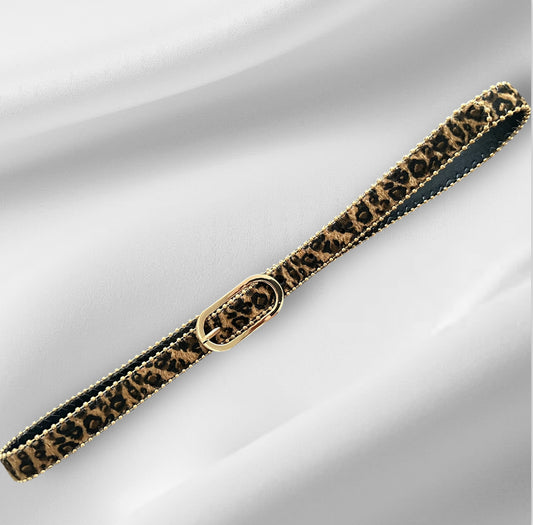 Ajoutez une touche sauvage à votre garde-robe avec notre ceinture fine imprimée léopard. Élégante et audacieuse, elle s’adapte parfaitement à toutes vos tenues, que ce soit pour souligner une taille ou apporter du caractère à un look. Son imprimé léopard apporte une note tendance et chic, idéale pour toutes les occasions. Un accessoire incontournable pour les amatrices de mode !