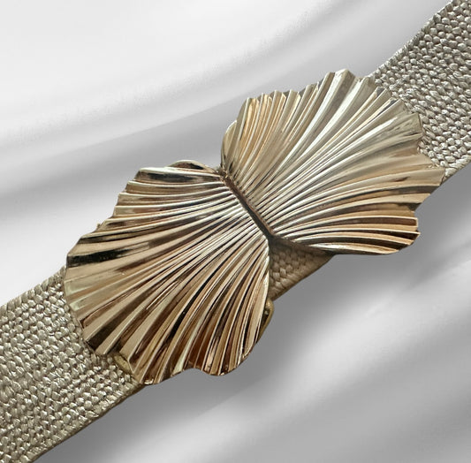 Découvrez notre ceinture large au design unique, ornée d’une boucle effet coquillage. La boucle en métal apporte une touche brillante, tandis que le corps en tissu assure une tenue douce et résistante ! Ce modèle allie élégance et originalité, parfait pour sublimer vos tenues, que ce soit pour un look décontracté ou une sortie plus habillée. Ajoutez une touche stylé à votre garde-robe avec cette ceinture qui saura attirer tous les regards à tout petit prix !
