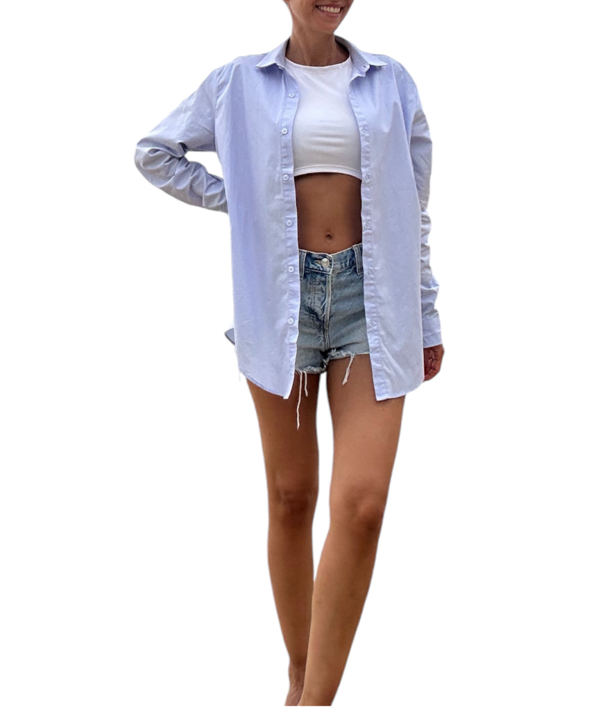 Cette chemise longue bleue en pur coton vous offre à la fois le style et le confort. Son tissu vous assure une sensation douce sur la peau et une respirabilité optimale. Avec une coupe longue, cette chemise peut être portée de manière décontractée ou habillée. Associez la chemise avec un jean slim ou un pantalon chino pour un look décontracté et chic. Vous pouvez retrousser légèrement les manches pour un style moderne. Accessoirisez avec une ceinture pour compléter le look
100% coton
Peut se porter ouverte 