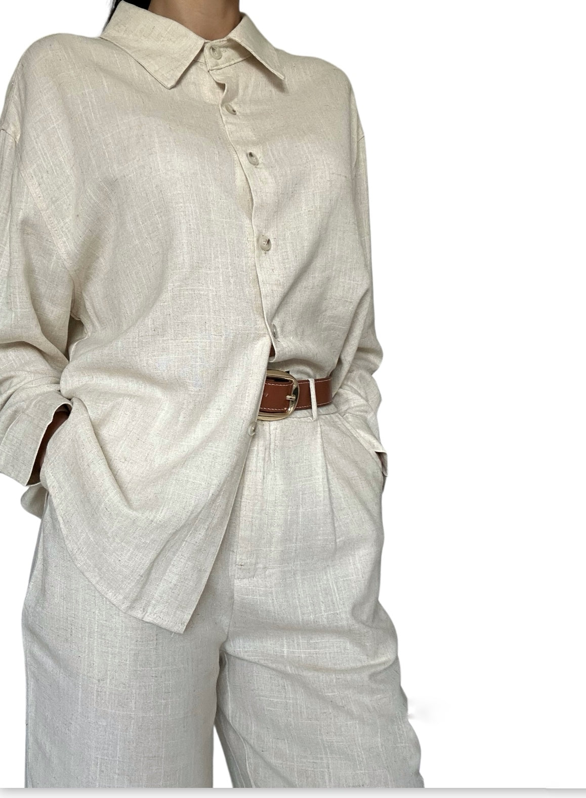 Plongez dans l’élégance bohème avec notre chemise en lin et viscose couleur beige, une pièce qui capture l’essence même de l’été.
Légère et fluide, cette chemise vous offre un confort ultime tout en vous donnant une allure raffinée. Sa couleur neutre s'adapte à toutes les tenues, tandis que sa texture luxueuse ajoute une touche de sophistication à votre look. Associez-la avec notre pantalon assorti, vendu séparément, pour un ensemble coordonné qui vous garantit un style impeccable de la tête aux pieds. 