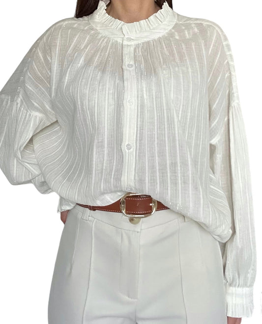 Plongez dans le glamour avec notre blouse effet loose en pur coton légèrement satinée, une pièce qui allie confort et sophistication avec une touche d’éclat ! Son tissu luxueux caresse votre peau, tandis que sa coupe fluide apporte une allure élégante et décontractée. Légèrement satinée, cette blouse capte la lumière avec grâce, ajoutant une touche de brillance à votre tenue.

Parfaite pour une soirée en ville ou une escapade romantique, elle vous assure un look glamour sans effort. 