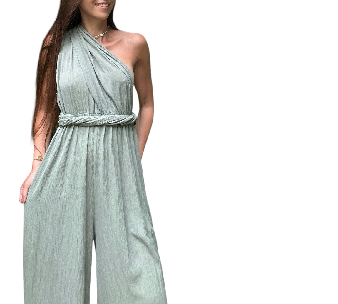 La combinaison Romy est une pièce originale à intégrer dans votre garde-robe, offrant une polyvalence grâce à ses multiples façons de la porter. Avec son design élégant, elle peut être ajustée pour créer différents looks, que ce soit pour une sortie décontractée ou une soirée chic.le tissu fluide et léger assure un confort exceptionnel, tandis que la ceinture drapée souligne la silhouette avec élégance. Facile à entretenir et résistante aux plis, cette combinaison est parfaite pour toutes les occasions