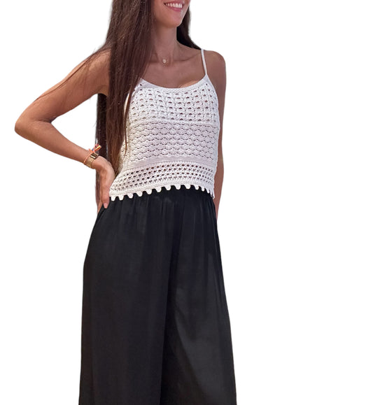 Ajoutez une touche bohème à votre garde-robe estivale avec ce charmant haut en crochet blanc. Ce débardeur délicatement travaillé se distingue par ses motifs ajourés et ses fines bretelles, offrant un look à la fois élégant et décontracté.

Conçu dans une maille légère et respirante, ce haut est parfait pour les journées chaudes. Il se marie idéalement avec un jean, un short ou une jupe pour créer une tenue chic et confortable.
ce haut en crochet est un incontournable de la saison
Crop-top crochet coton
