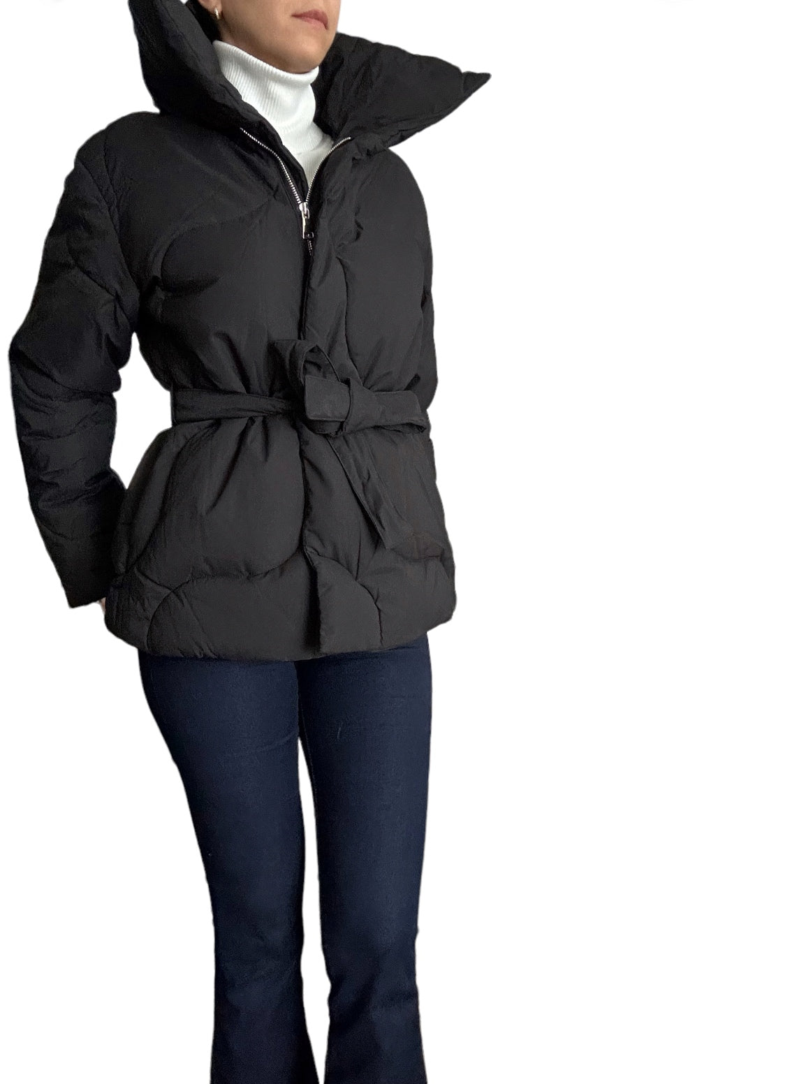 C’est un manteau d’hiver douillet, chaud et coupé au niveau des hanches. Il est conçu avec des matériaux de qualité. Il est également doté d’une fermeture à glissière sur le devant, de poches latérales pour garder vos mains au chaud et d’un grand col montant pour protéger votre cou du vent. Vous pourrez le combiné avec une belle écharpe. Sa coupe mi-longue lui confère un aspect moderne et polyvalent, idéale pour les activités hivernales en ville.